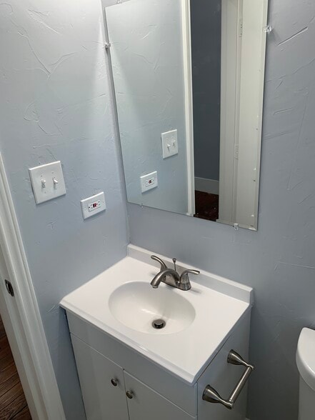 Building Photo - 519 E Evergreen St