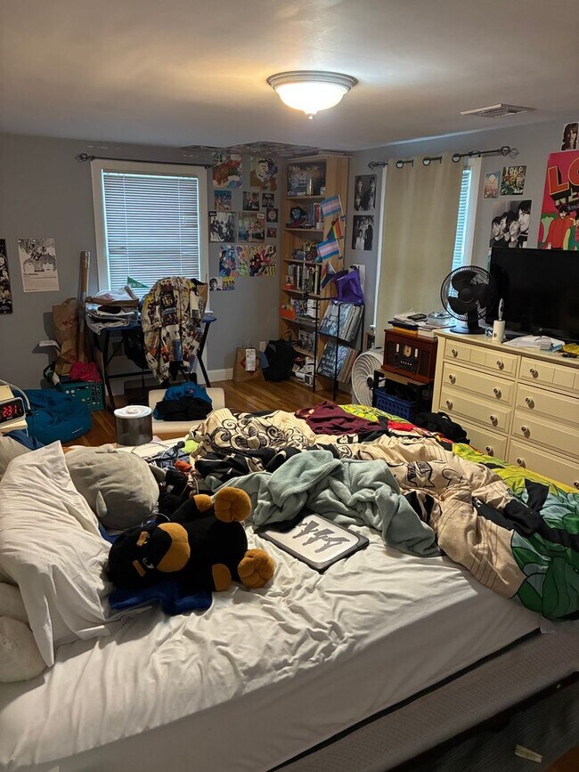 Building Photo - Beautiful single family house in a prime location in Newton