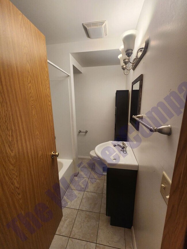 Building Photo - 4 Bedroom 2 bath House Available August 1st!