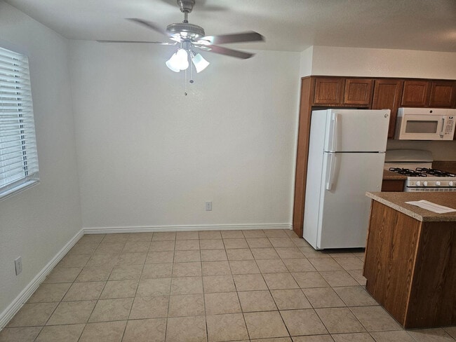 Building Photo - 1310 S Hardy Dr