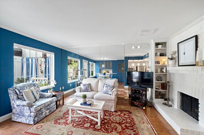 Building Photo - 8944 Chatsworth Dr