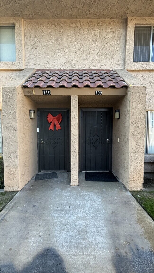 Building Photo - 2 Bedrooms Townhome Availble For Rent in Indio