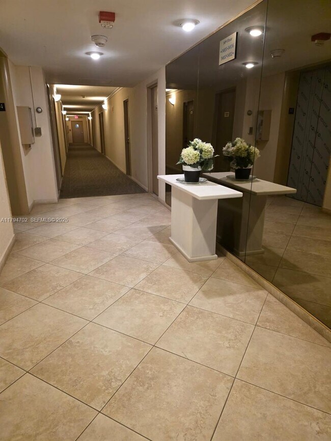 Building Photo - 9225 Collins Ave