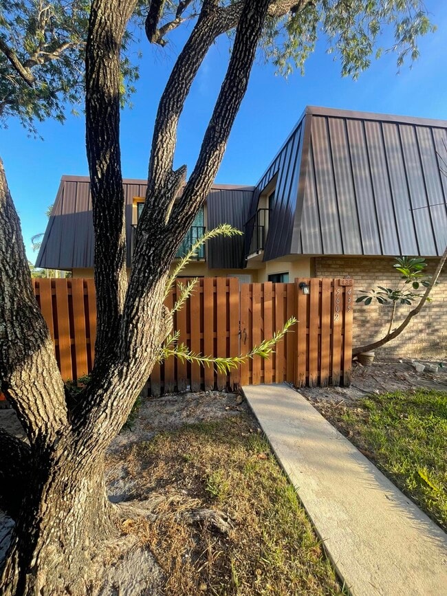 Building Photo - 5602 SE Windsong Ln