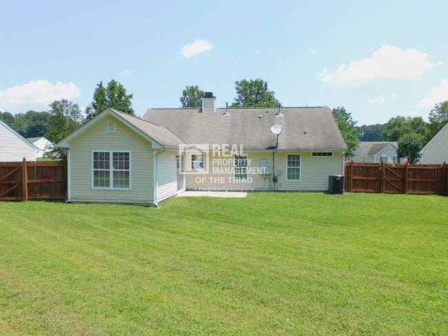 Building Photo - Beautiful 3BR/2BA Home in Southeast Greens...