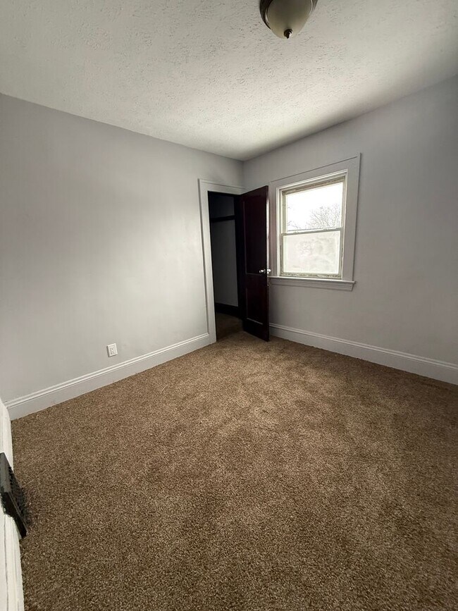 Building Photo - Lee/Harvard 4 bedroom Single