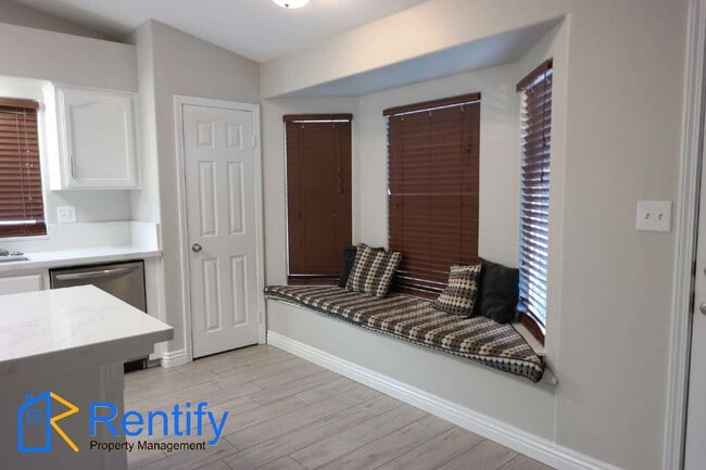 Building Photo - Updated! 4BD/2BA Home in SW Bakersfield