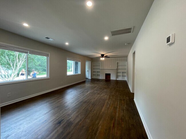Building Photo - 205 W Drake Ave