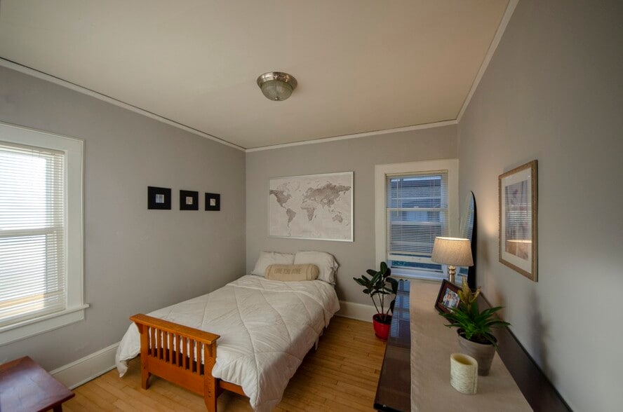 Bed back - 4481 N Frederick Ave