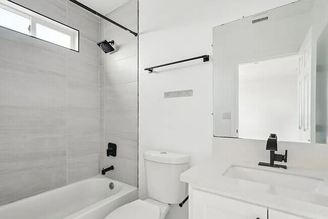 Building Photo - 4BED/3BATH IN BOYLE HEIGHTS!