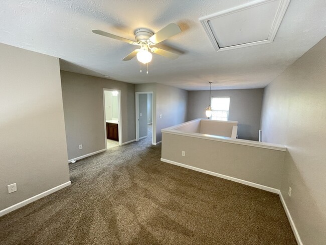 Building Photo - Woodland Pointe 3 bedroom condo w/ 1 car g...