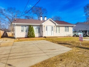 Building Photo - 2 Bedroom 1 bath duplex with unfinished basement near Merle Hay Mall