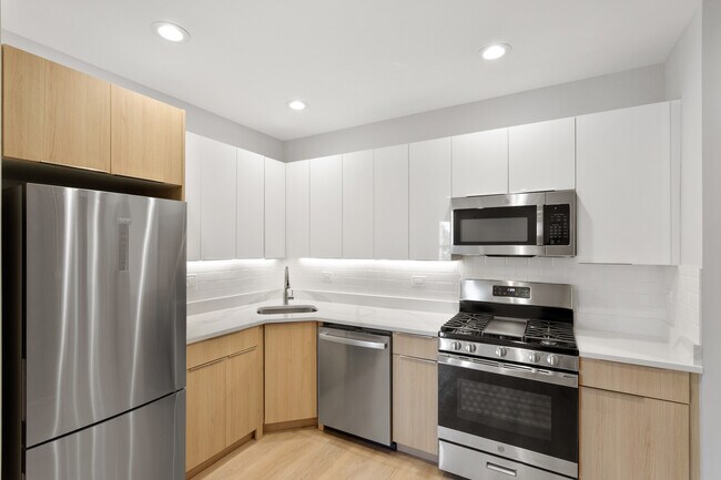 Building Photo - 7383 N Damen Ave