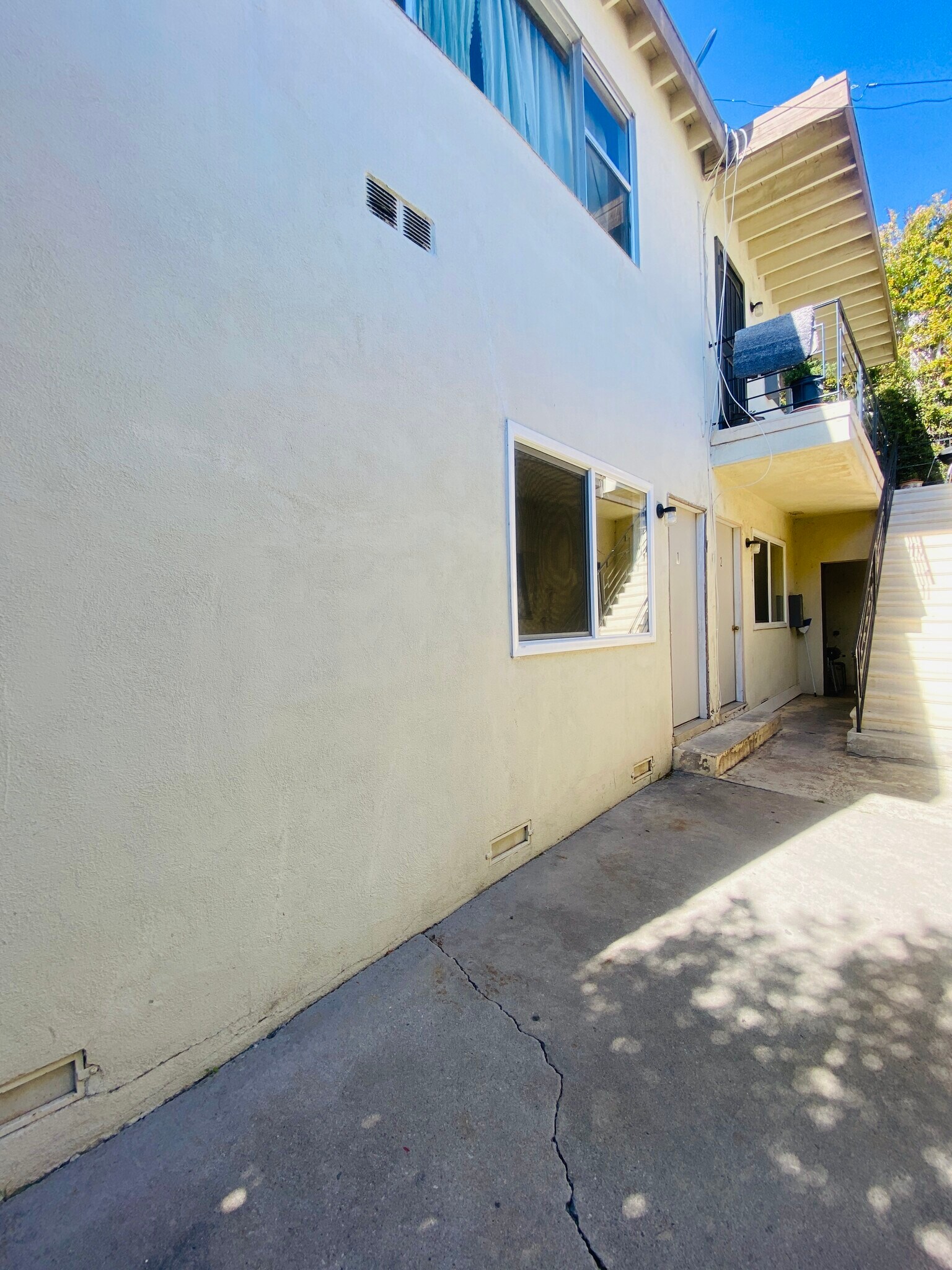 Building Photo - 1321 Barry Ave