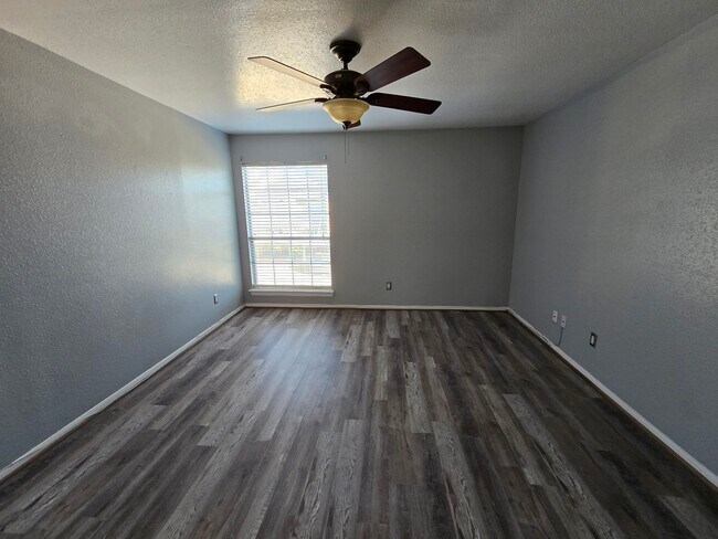 Building Photo - 1860 White Oak Dr