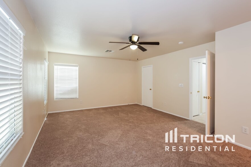Building Photo - 1300 Golden Apple St