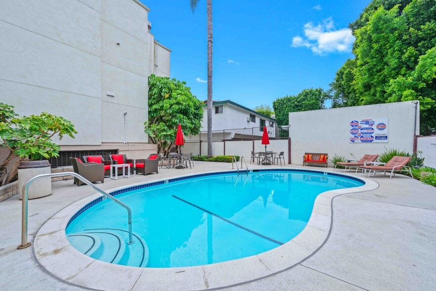 Swimming pool - 12801 Moorpark St