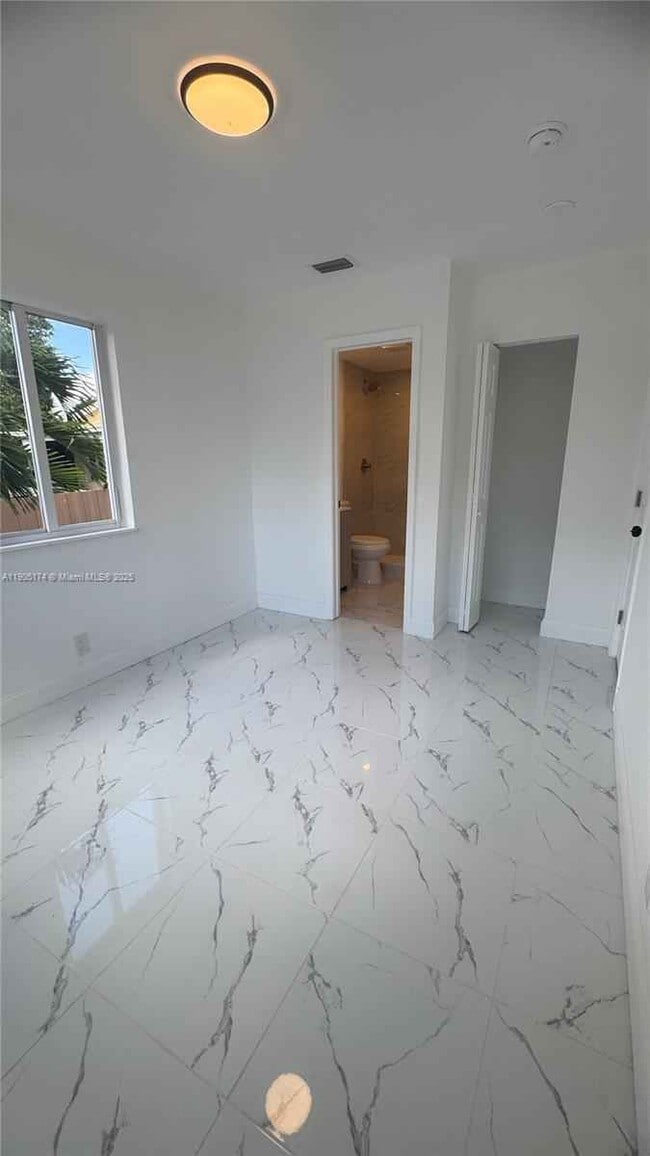 Building Photo - 901 NW 116th St