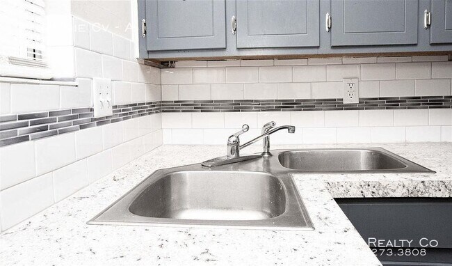 Building Photo - 3 Laramie Cv - A - 2 beds, 1 full bath