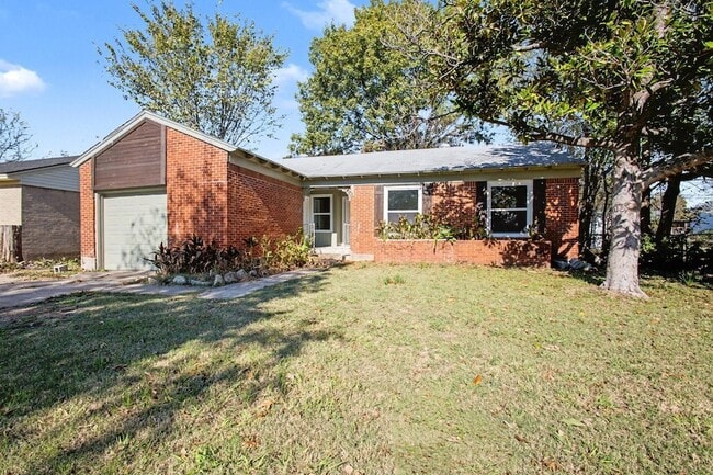 Building Photo - 2319 Glengariff Dr