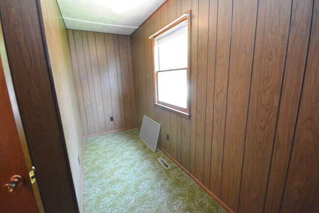 Building Photo - Close to Downtown Location with Fenced Yard