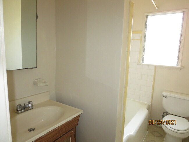 Bathroom - 5648 W 6th St