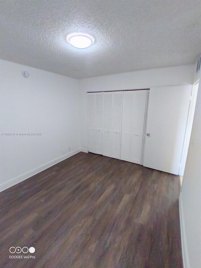 Building Photo - 1484 Lake Crystal Dr