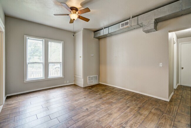 Building Photo - Renovated 3-Bed Gem Minutes from OU & Camp...