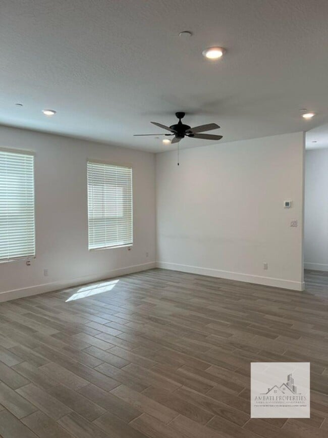 Building Photo - 2710 E Tamarind Dr