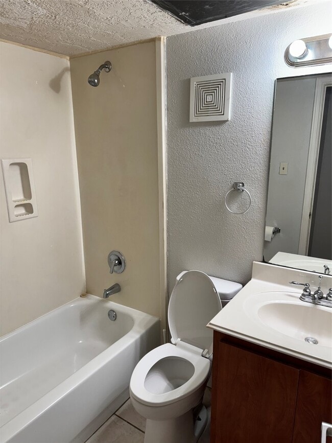 Building Photo - 445 Carolcrest Ln