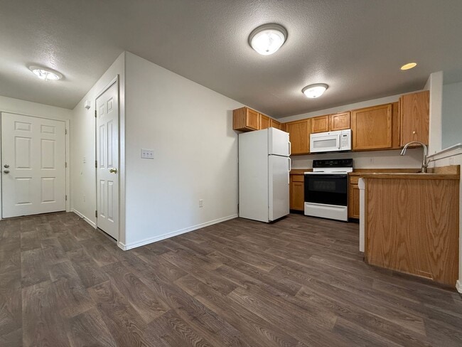 Building Photo - SCHEDULE A TOUR TO VIEW THIS NEWLY UPDATED TOWNHOME IN REDMOND!!