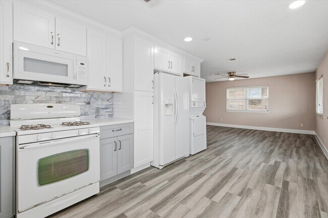 Building Photo - 505 Pompano St