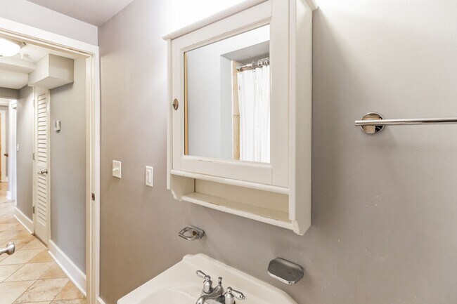 Building Photo - Cozy & bright 1 Bd/1Bth condo in Brookland House Condominium!