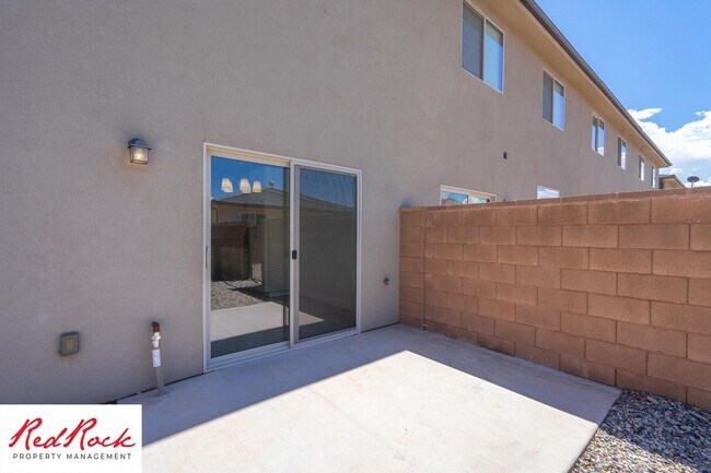Building Photo - Gorgeous 3 Bedroom Townhome in Washington!