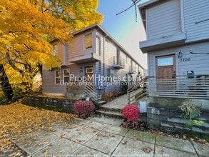 Building Photo - Trendy Updated SE Portland Bungalow with Balcony!