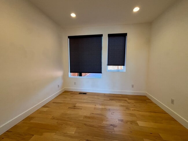 Building Photo - Stunning 4 Bed/3.5 Bath on 4.39 Acre Lot-7...