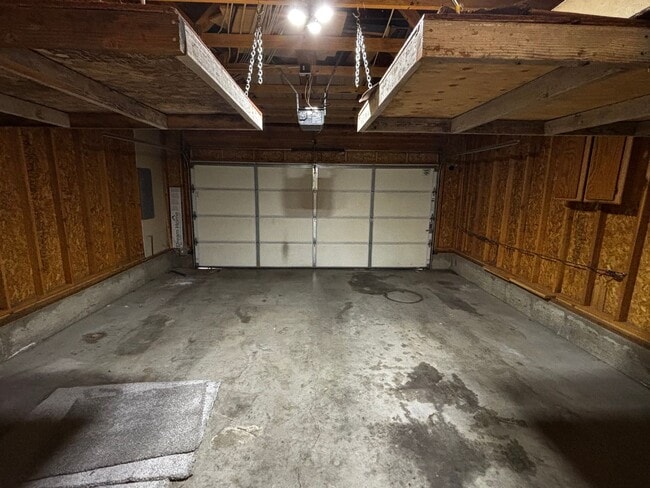 Building Photo - 4 bed 3 bath, Bonus room, Rv parking, Fenc...