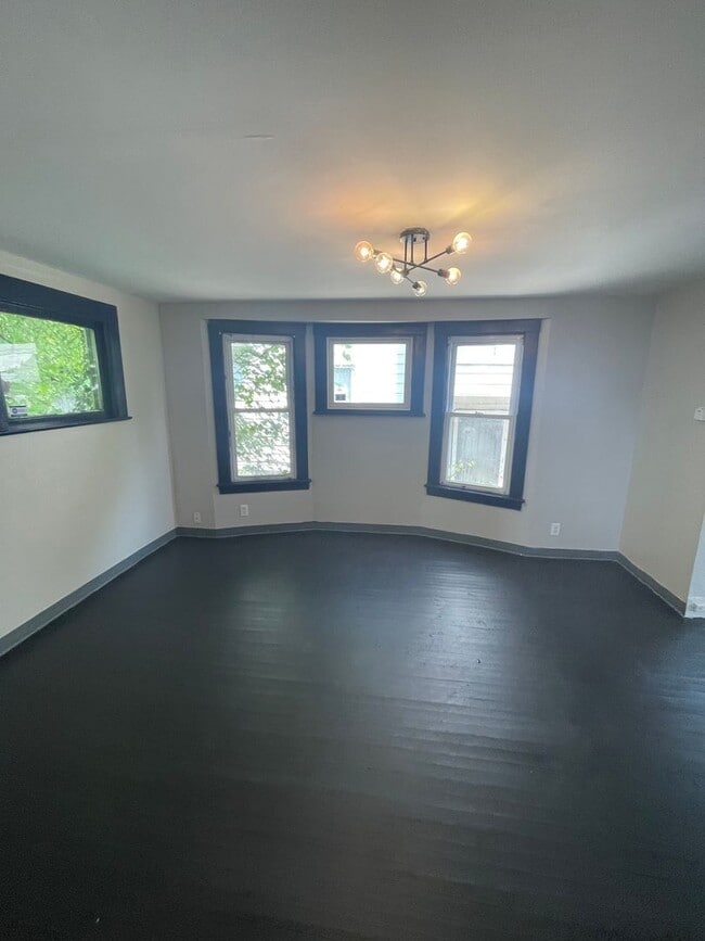 Building Photo - Section 8 Accepted! Spacious Newly Renovat...