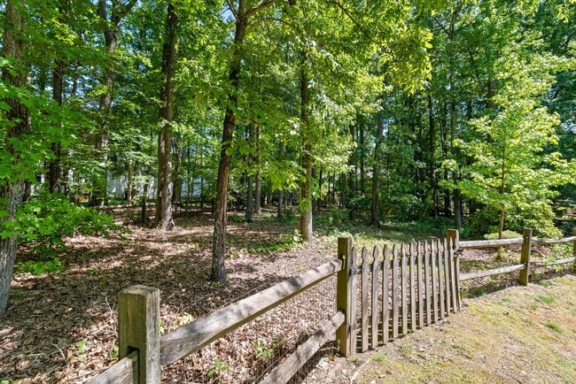 Building Photo - 3 Bedroom w/ 2 car Garage (Landscaping is ...