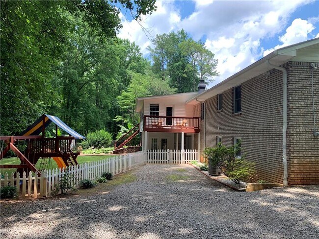 Building Photo - 740 Brookline Dr SE