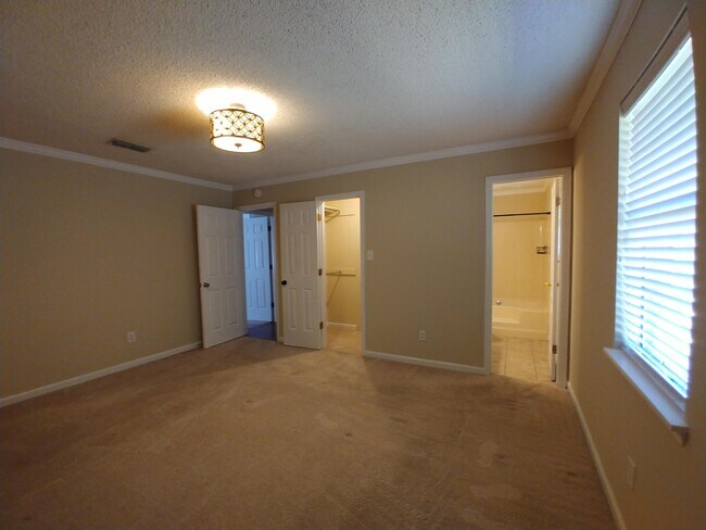 Building Photo - 146 Woodstone Cir