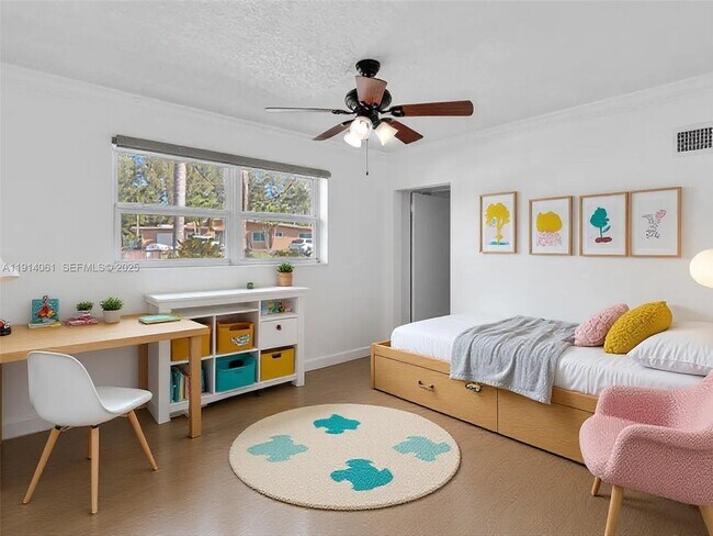 Building Photo - 4416 SW 35th Ave