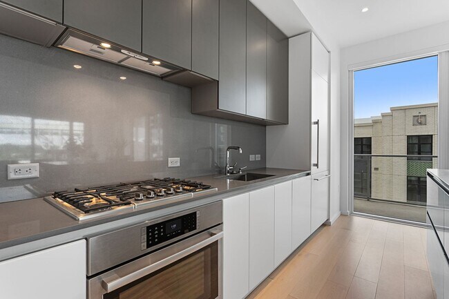 Building Photo - The Vista - 2 bed/2.5 bath Pearl District Condo w/parking/storage/concierge/most utilities/amenities