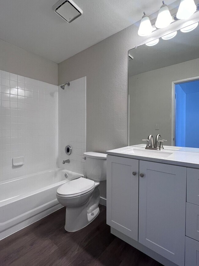 Building Photo - Newly Remodeled 2 bed 2 bath at Park One