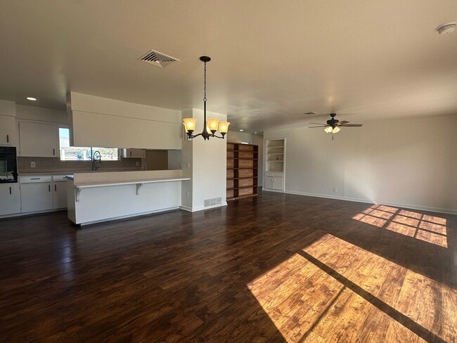 Building Photo - Ready for move in