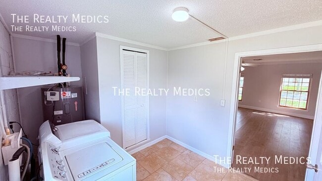 Building Photo - 6 Carriage Hill Cir