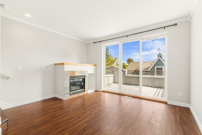 Building Photo - 2 Bedroom 2 Bath Townhouse 2 Car Garage S ...