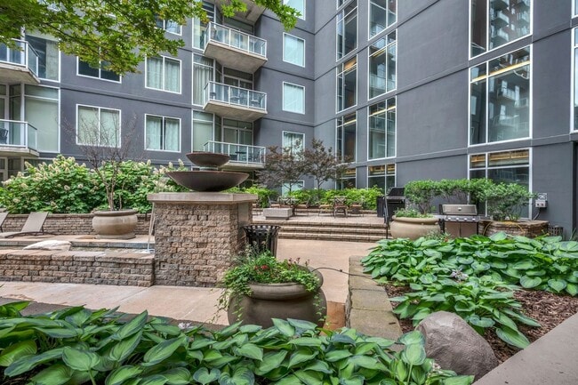 Building Photo - Awesome 1BE/1BA Condo in the Gulch w/2-res...