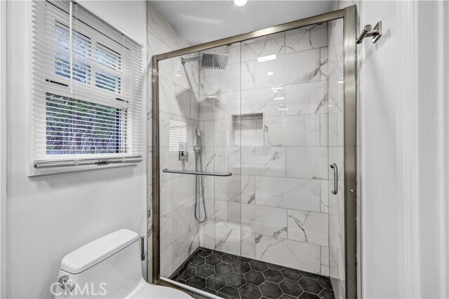 Building Photo - 725 N Doheny Dr
