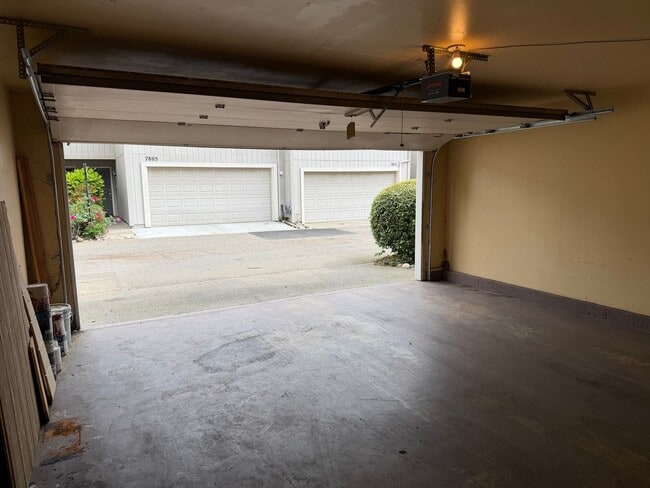 Building Photo - 1670 Sqft. 3 Bedroom, 2 Bath Gated Townhome for Rent in Citrus Heights.